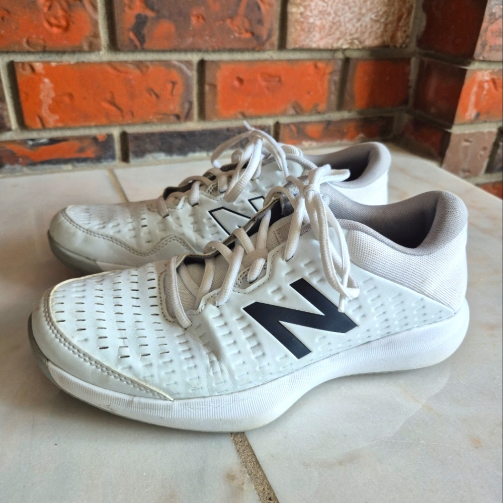 New Balance White Tennis Court Shoes Athletic Sneaks Size 9 40